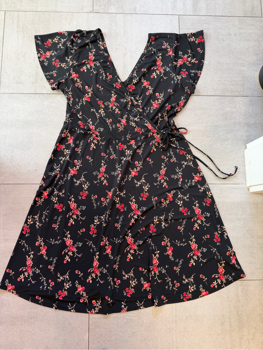 NWOT Floral Faux Wrap Midi Dress — Black with Red Floral 🌸Super flattering on!